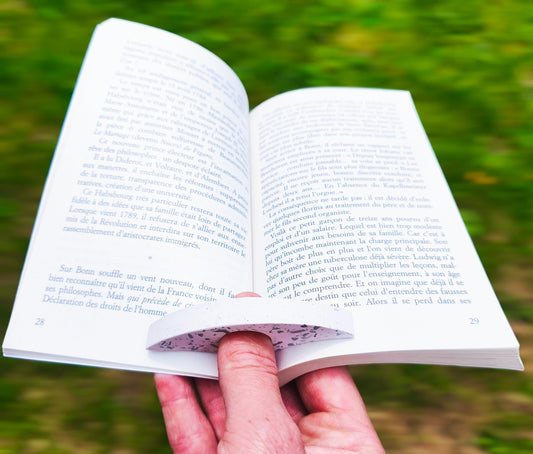 Bague de lecture : le guide complet pour lire d’une seule main 📖✨