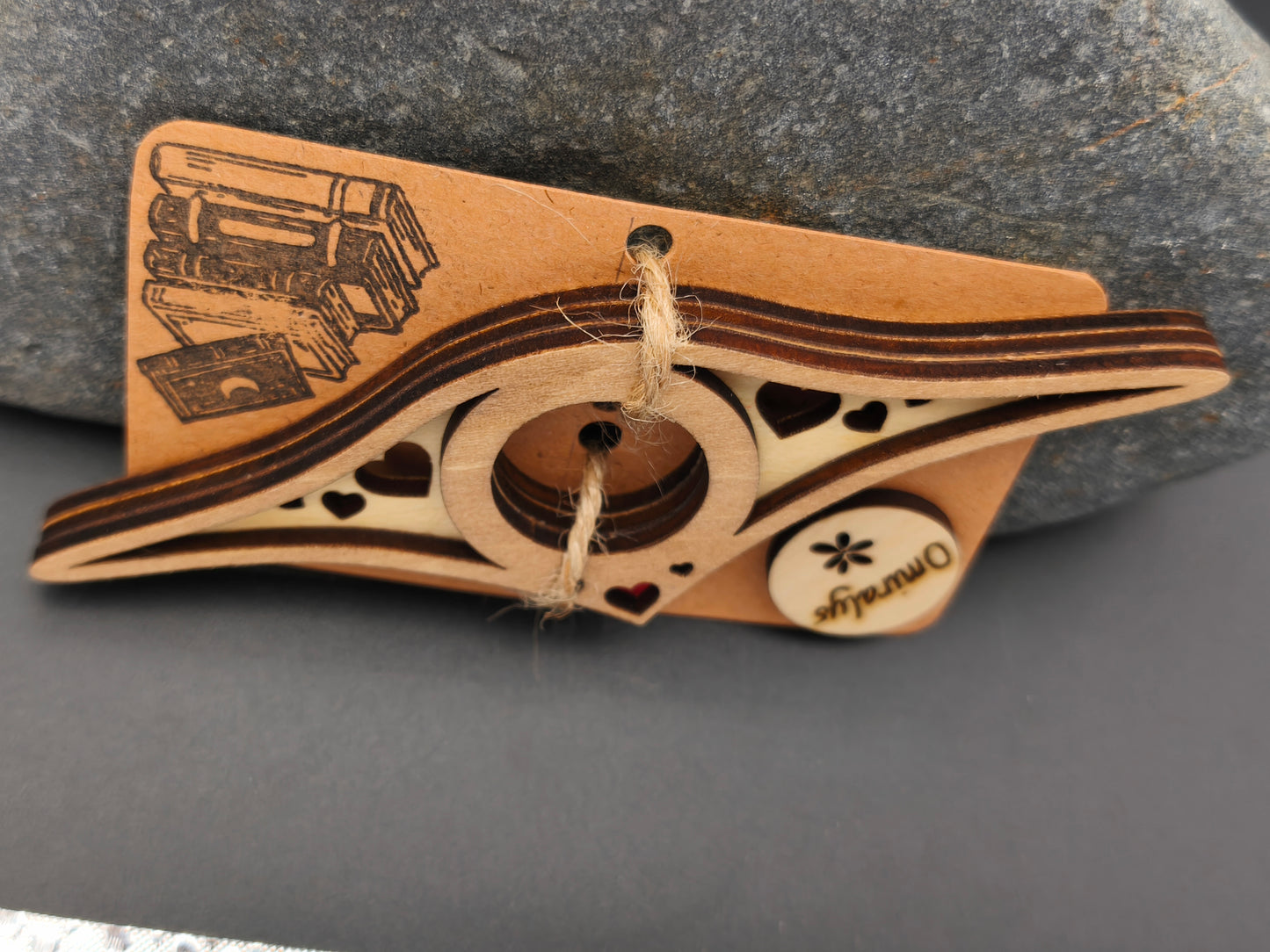 Détail des 3 couches de bois de tilleul (9 mm d'épaisseur) montrant le contraste entre la patine brou de noix et le bois brut d'une bague de lecture.