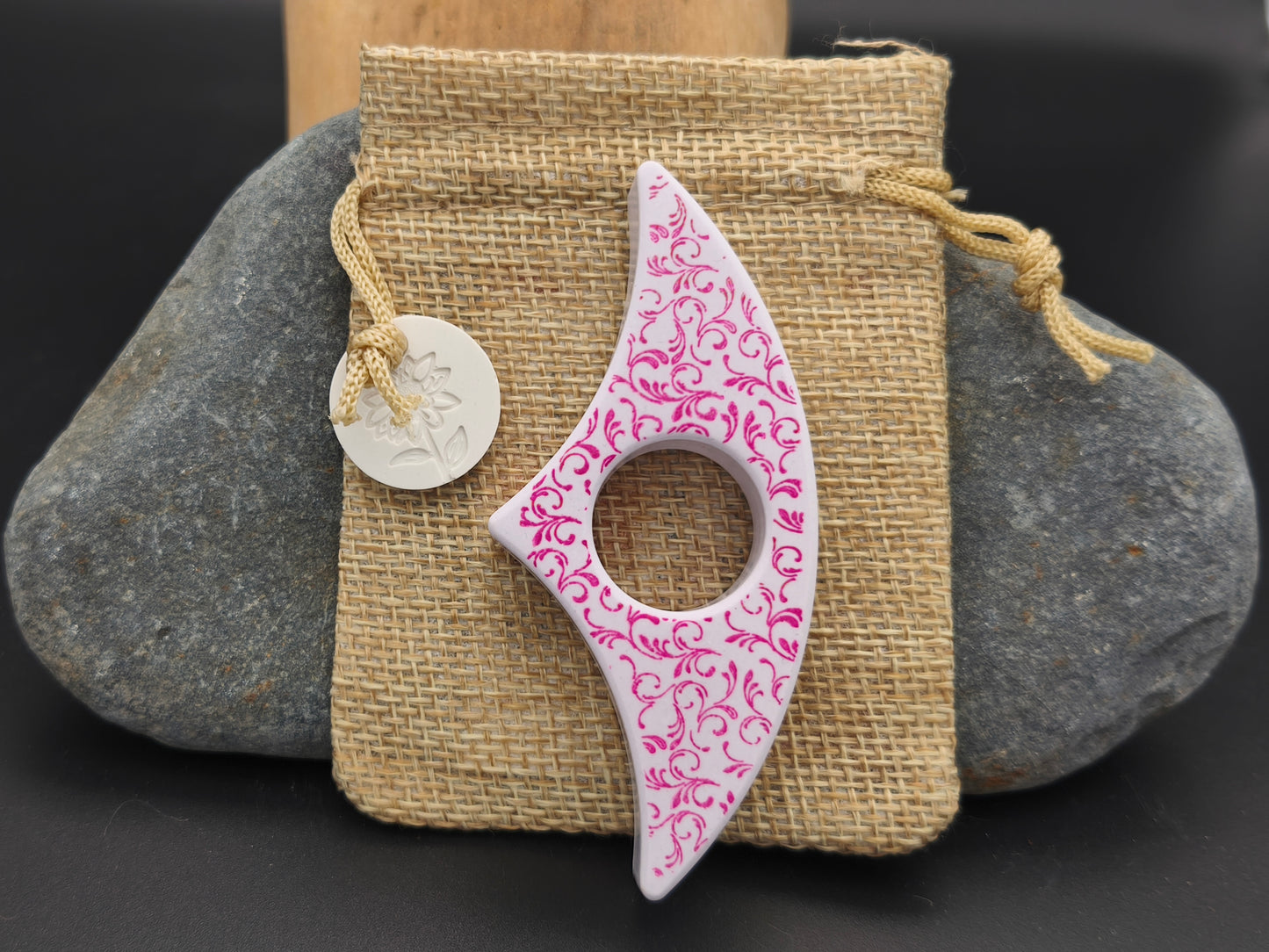 Bague de lecture artisanale Gamme Distinguée – décor volutes florales roses sur fond mauve clair avec pochon en toile de jute