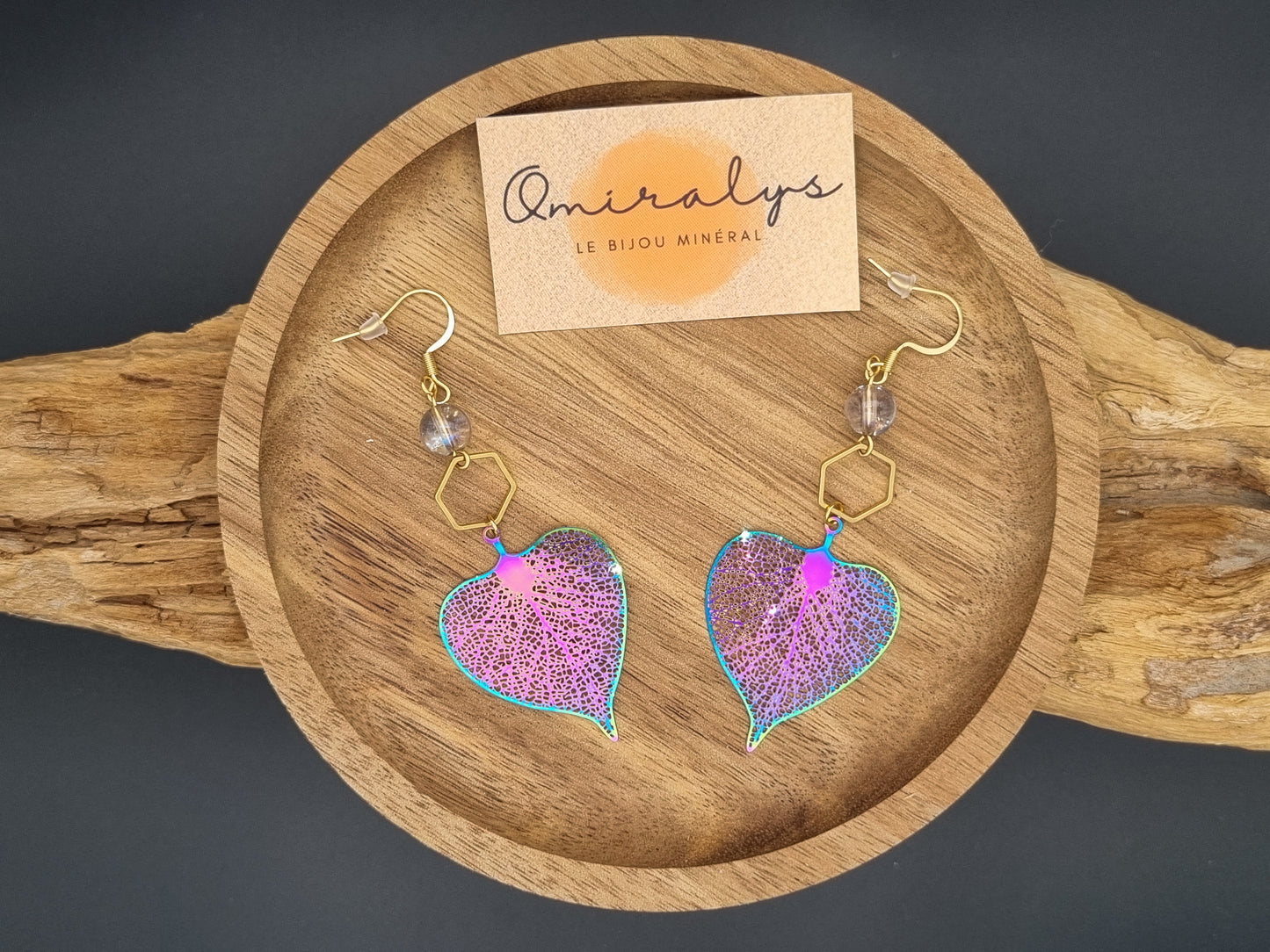 Boucles d'oreilles pendantes en acier inoxydable argenté en forme de feuilles avec perles d'aqua aura irisées bleues, artisanat Omiralys.
