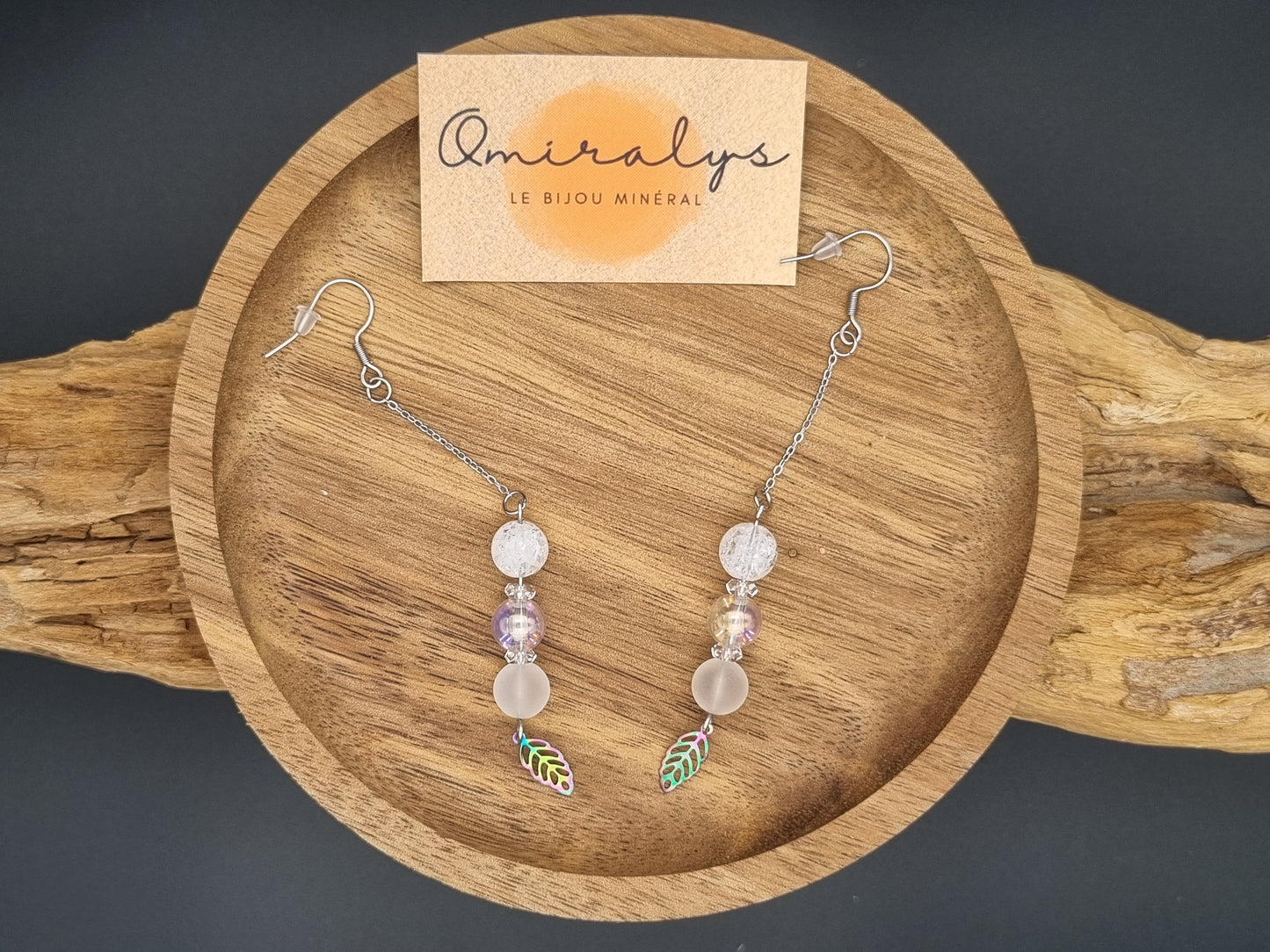Boucles d'oreilles pendantes Omiralys en acier inoxydable, perles de Cristal de Roche mat, Aqua Aura irisé et breloque feuille finement ciselée.