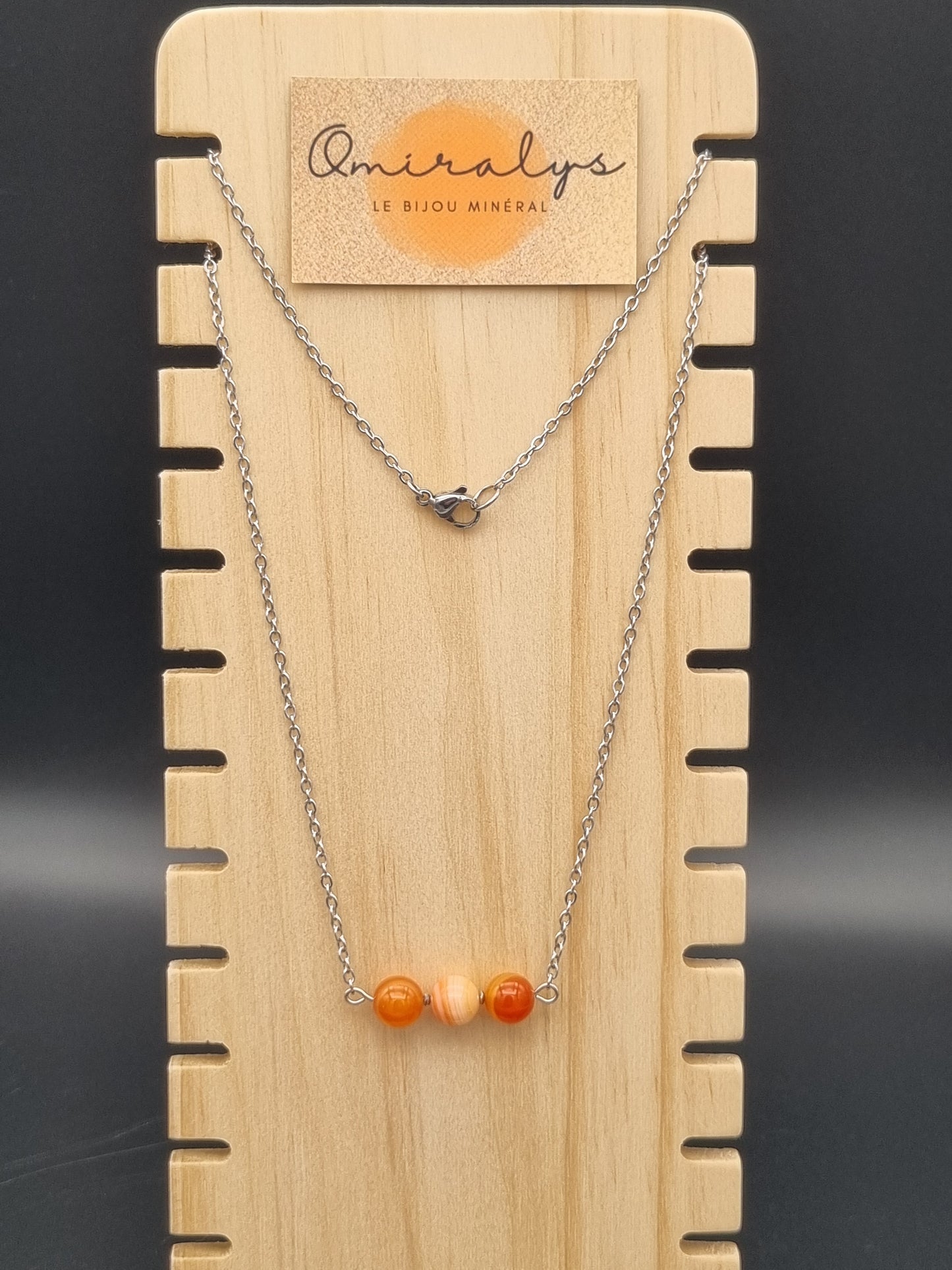 Collier en acier inoxydable avec trois perles d’agate feu de 8 mm, création artisanale élégante et intemporelle, fait main en Gironde.