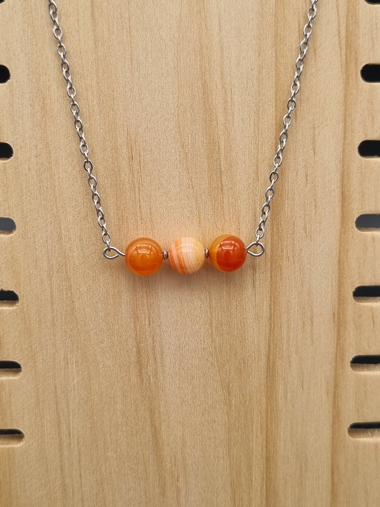 Collier en acier inoxydable avec trois perles d’agate feu de 8 mm, création artisanale élégante et intemporelle, fait main en Gironde.