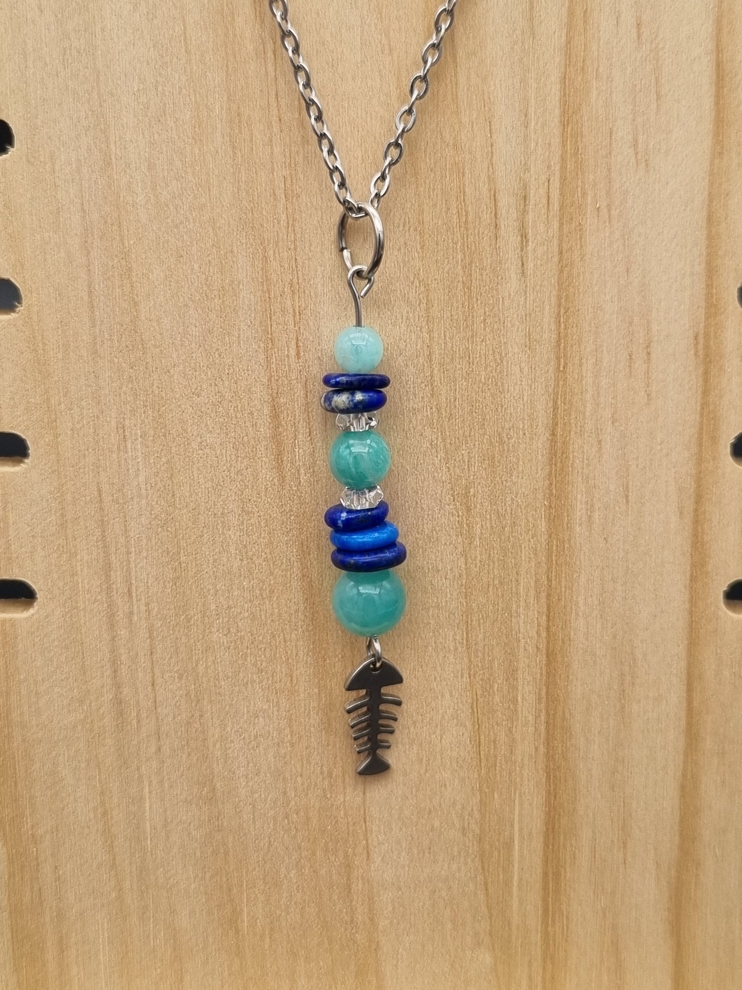 Collier en acier inoxydable avec amazonite, lapis lazuli et un poisson pendante, création artisanale fait main en Gironde.