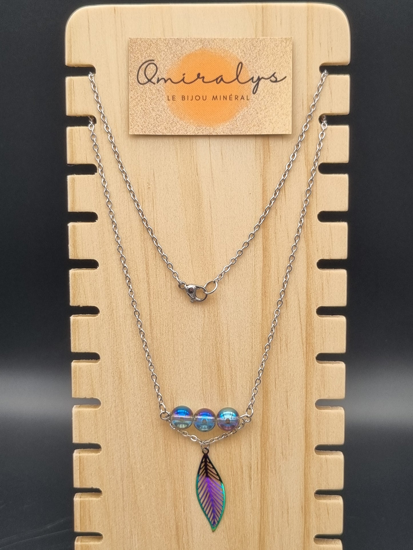 Collier en acier inoxydable avec perles d'Aqua Aura et feuille pendante, création artisanale unique faite main en France