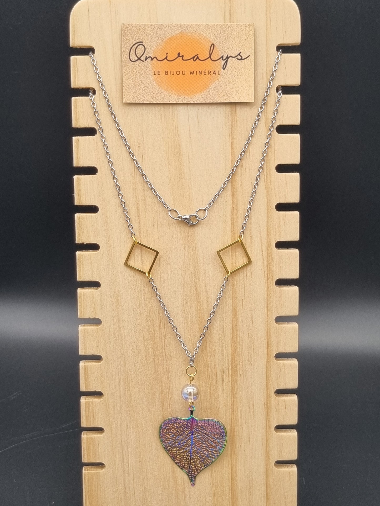 Collier en acier inoxydable avec perle d'Aqua Aura, feuille pendante et losanges, création artisanale unique faite main en France