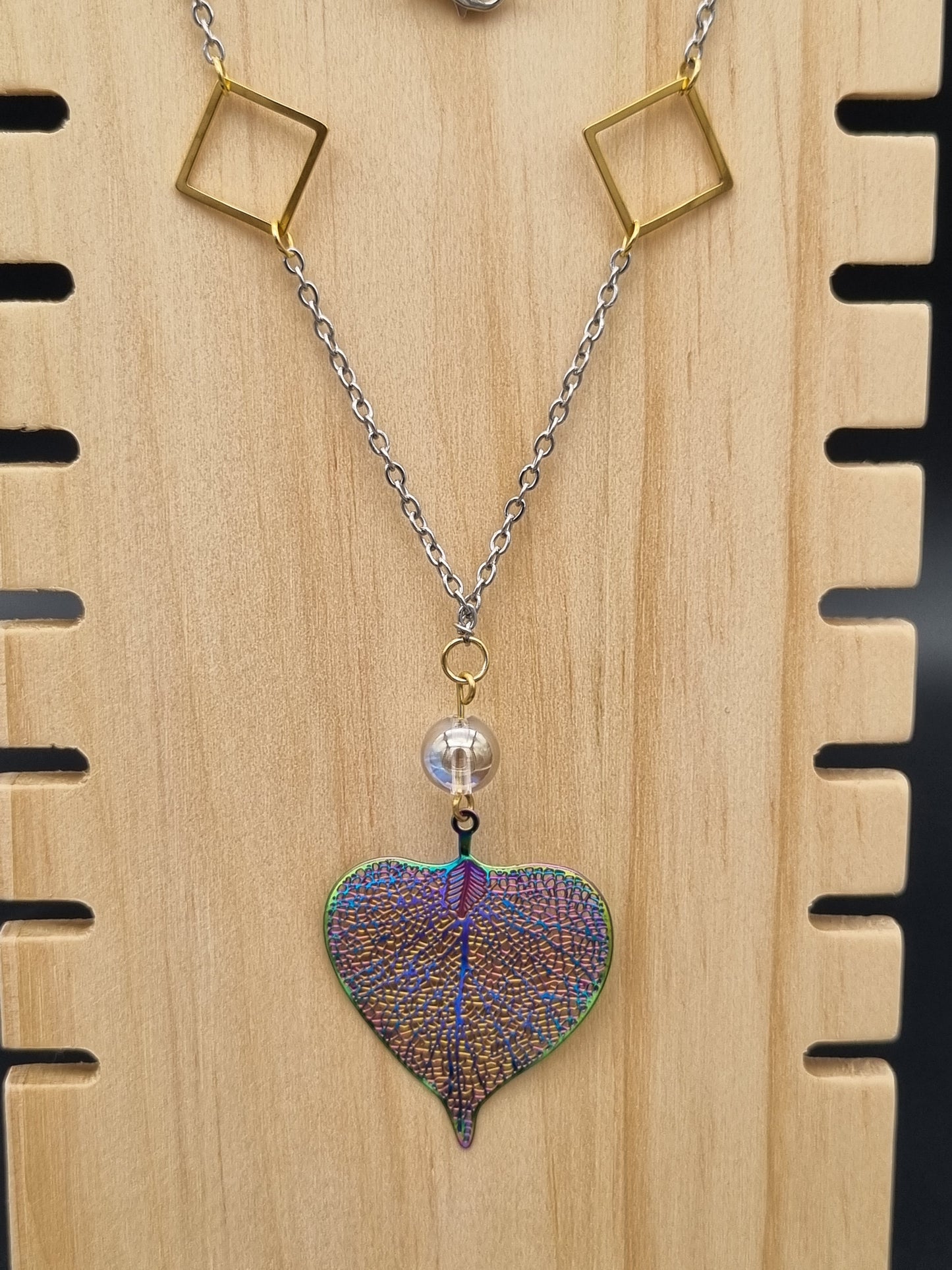 Collier en acier inoxydable avec perle d'Aqua Aura, feuille pendante et losanges, création artisanale unique faite main en France