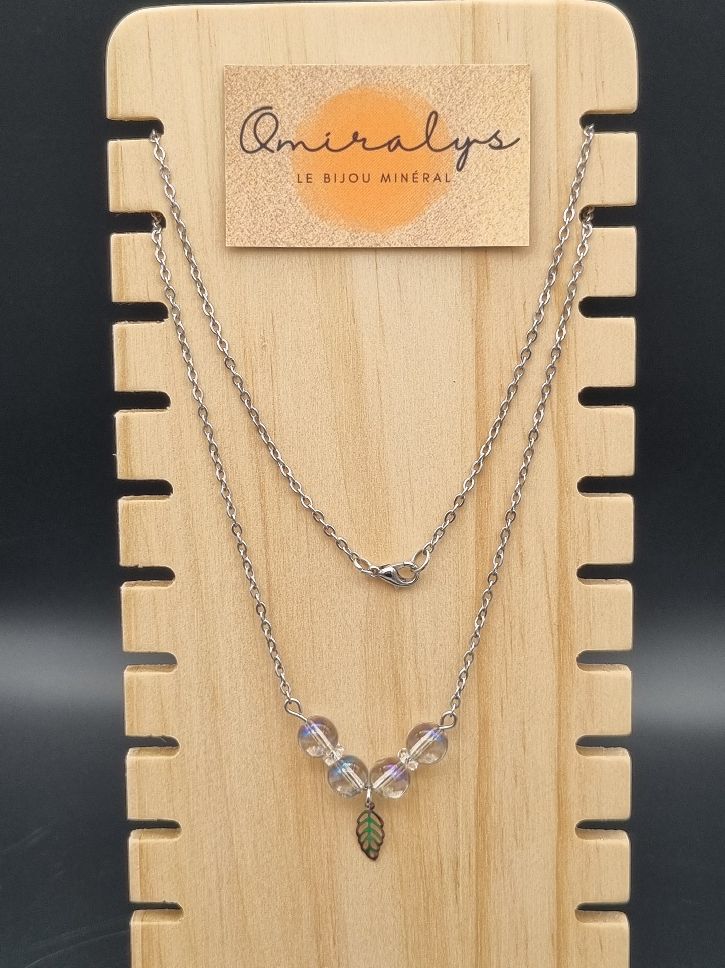 Collier en acier inoxydable avec quatre perles d’aqua aura et une feuille pendante, fait main en Gironde.