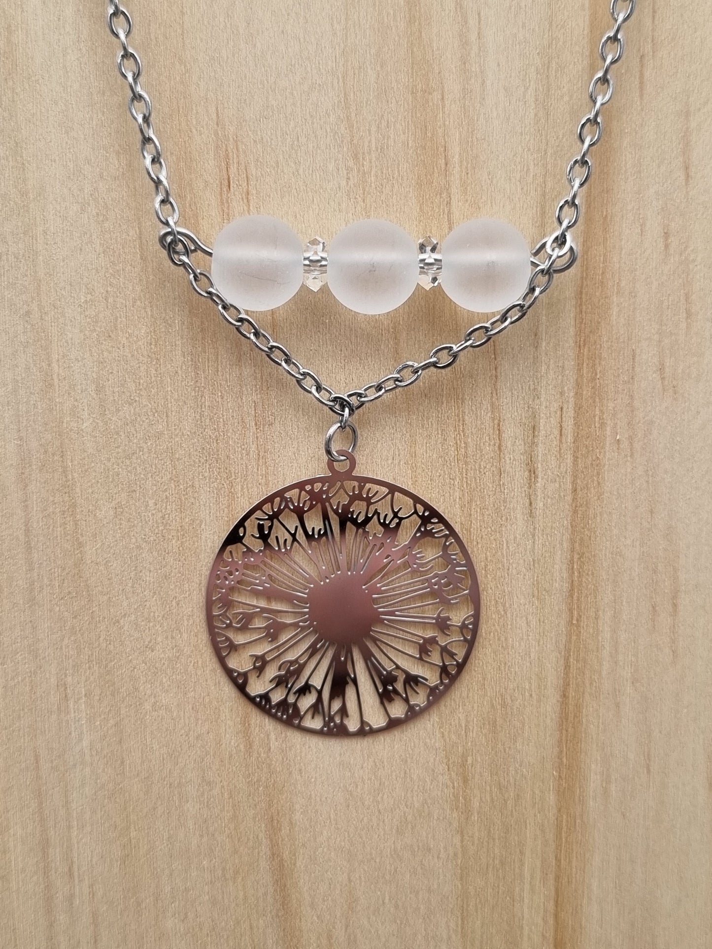 Collier en acier inoxydable avec trois perles de cristal de roche mat et un pendentif cercle, création artisanale faite main en France