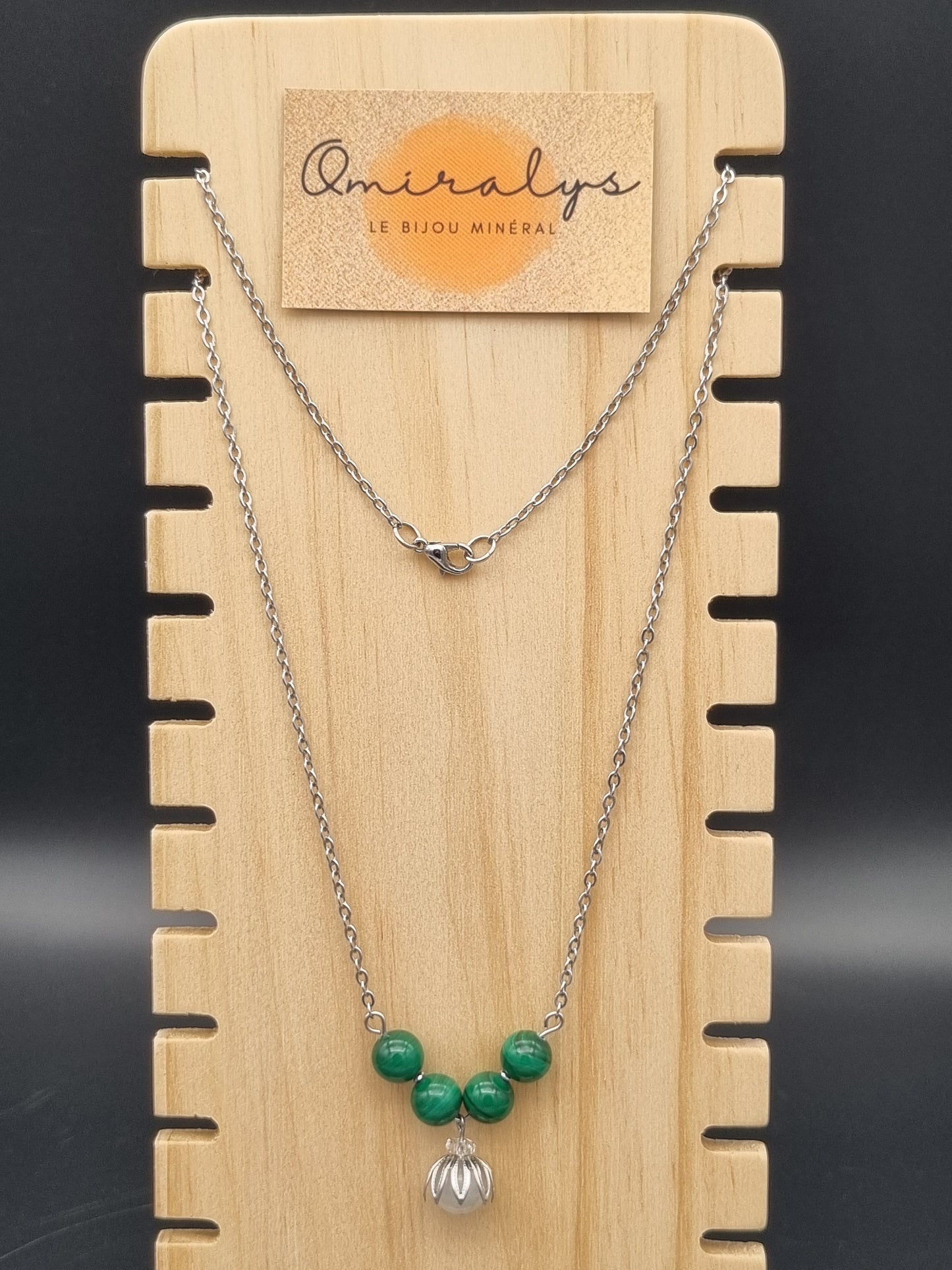 Collier en acier inoxydable orné de malachite et labradorite blanche, création artisanale unique fait main en Gironde.