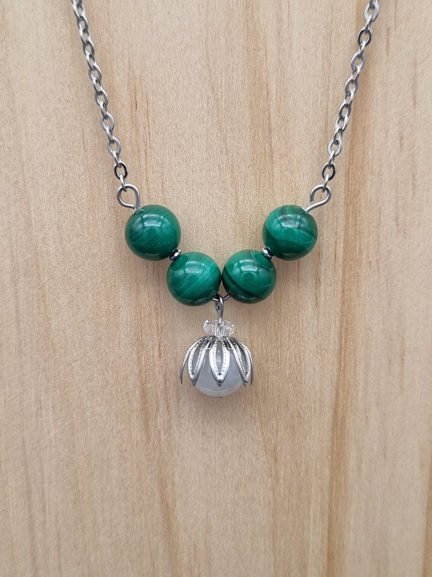 Collier en acier inoxydable orné de malachite et labradorite blanche, création artisanale unique fait main en Gironde.