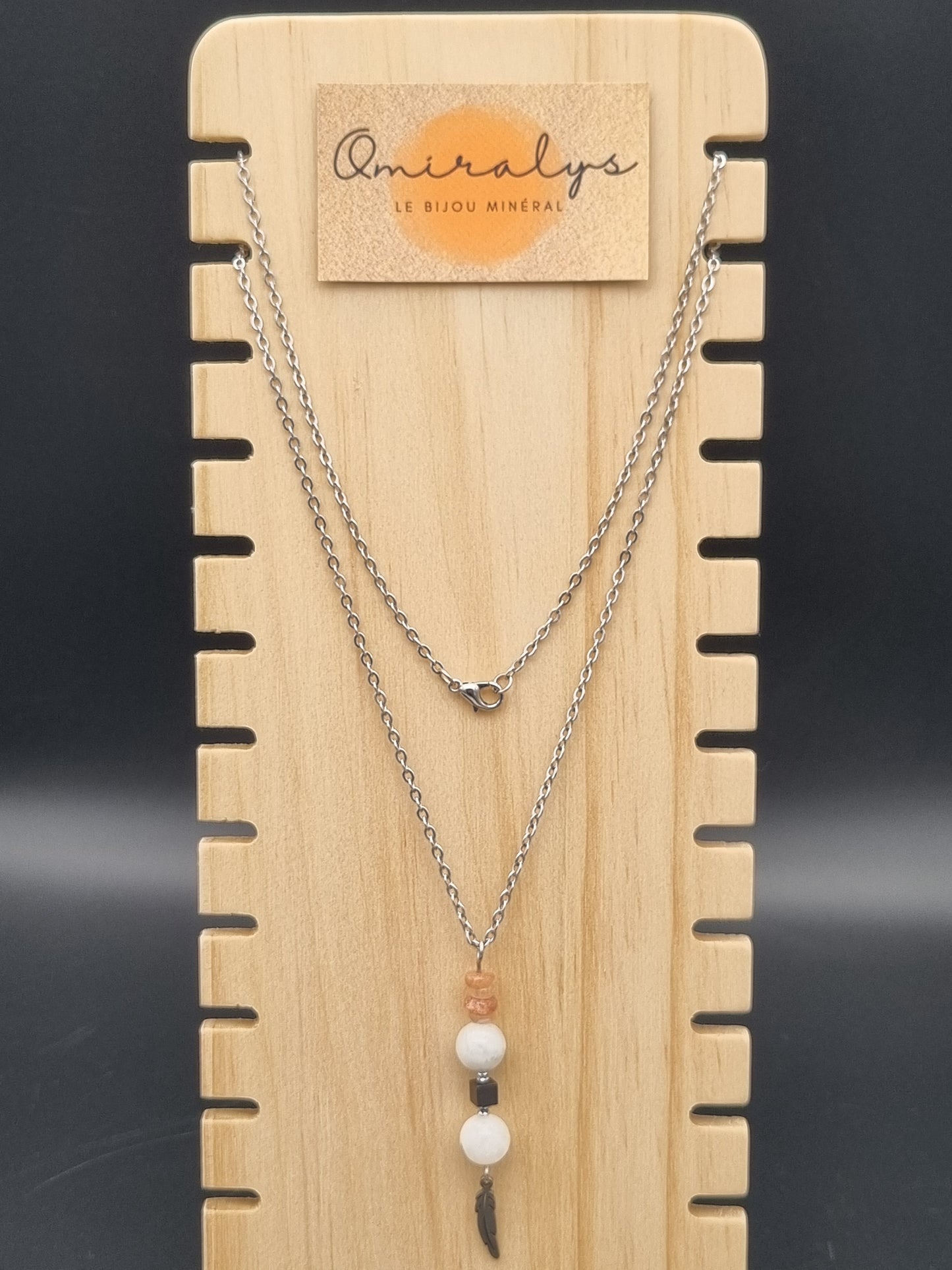 Collier en acier inoxydable avec pierre de lune, hématite, labradorite blanche et plume pendante, création artisanale unique fait main en Gironde.