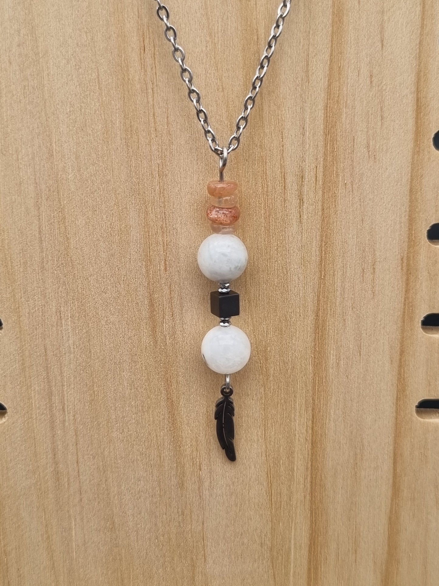 Collier en acier inoxydable avec pierre de lune, hématite, labradorite blanche et plume pendante, création artisanale unique fait main en Gironde.