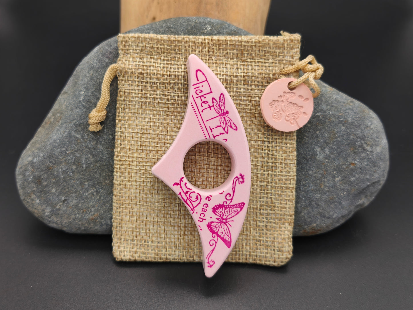 Bague de lecture artisanale gamme Décorée rose avec papillons et écriture poétique – fait main en Gironde en Raysin 200