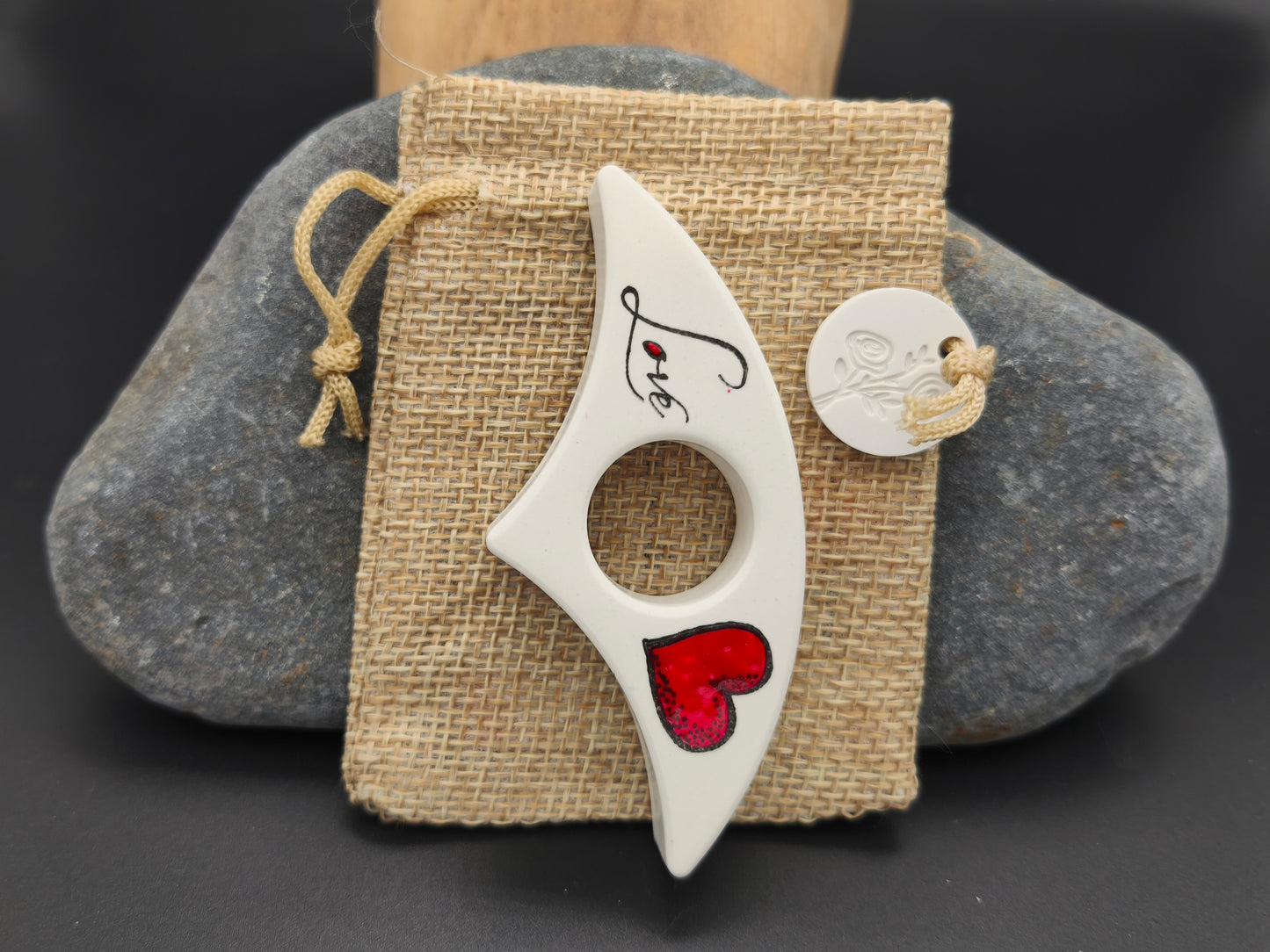 Bague de lecture artisanale gamme Distinguée décor Love avec cœur rouge – fait main en Gironde en Raysin 200