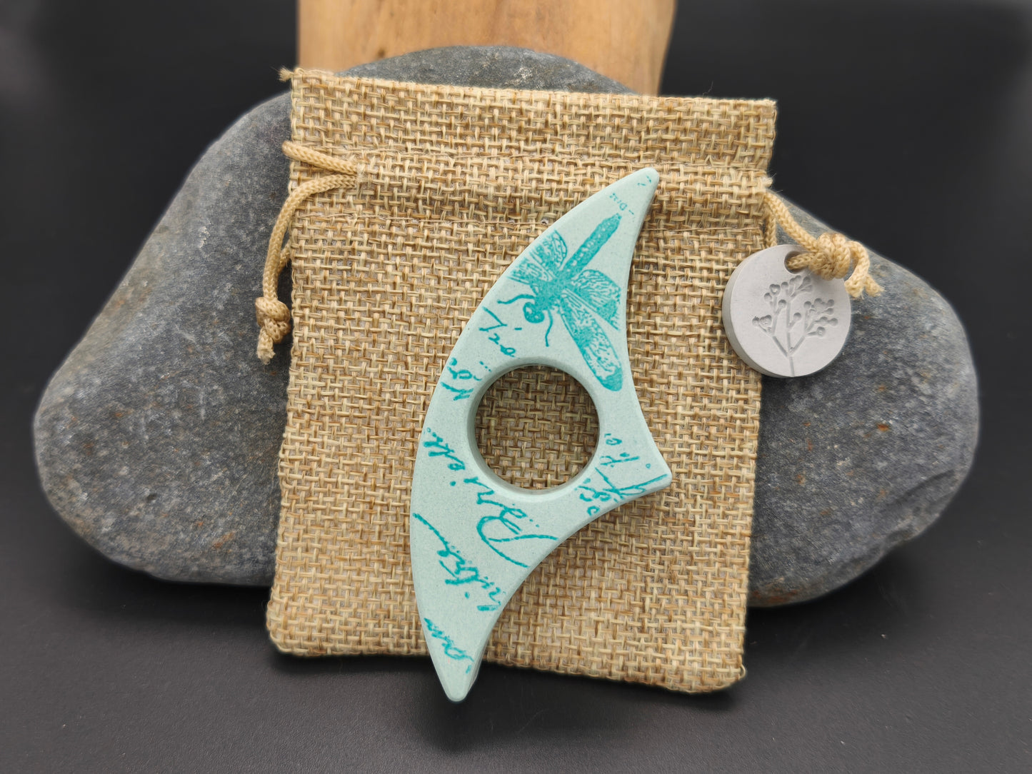 Bague de lecture artisanale gamme Distinguée vert d’eau décor libellule et écriture – fait main en Gironde en Raysin 200