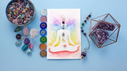 Photo représentant le dessin d'un yogi, où des pierres naturelles de couleurs ont été posées pour représenter les chakras