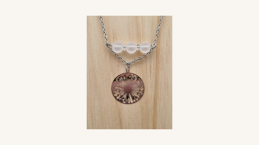 Collier en acier inoxydable avec trois perles de cristal de roche mat et un pendentif cercle, création artisanale faite main en France