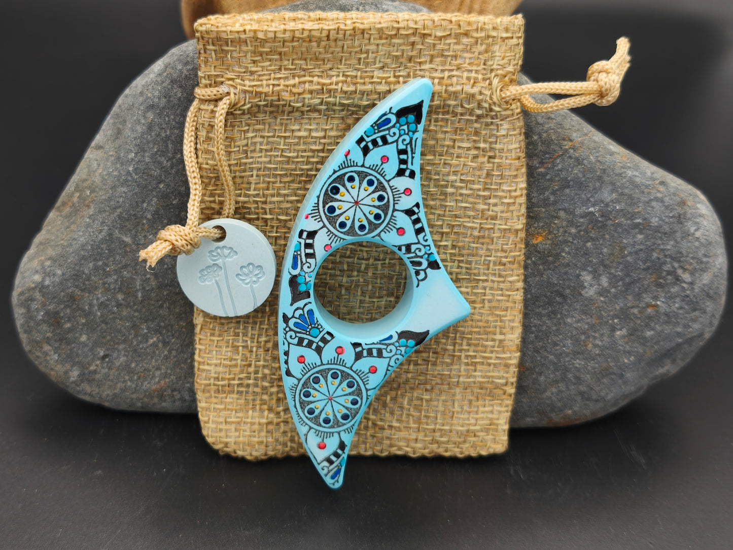 Bague de lecture artisanale mandala bleu décorée, présentée sur un pochon en toile de jute – création Omiralys.