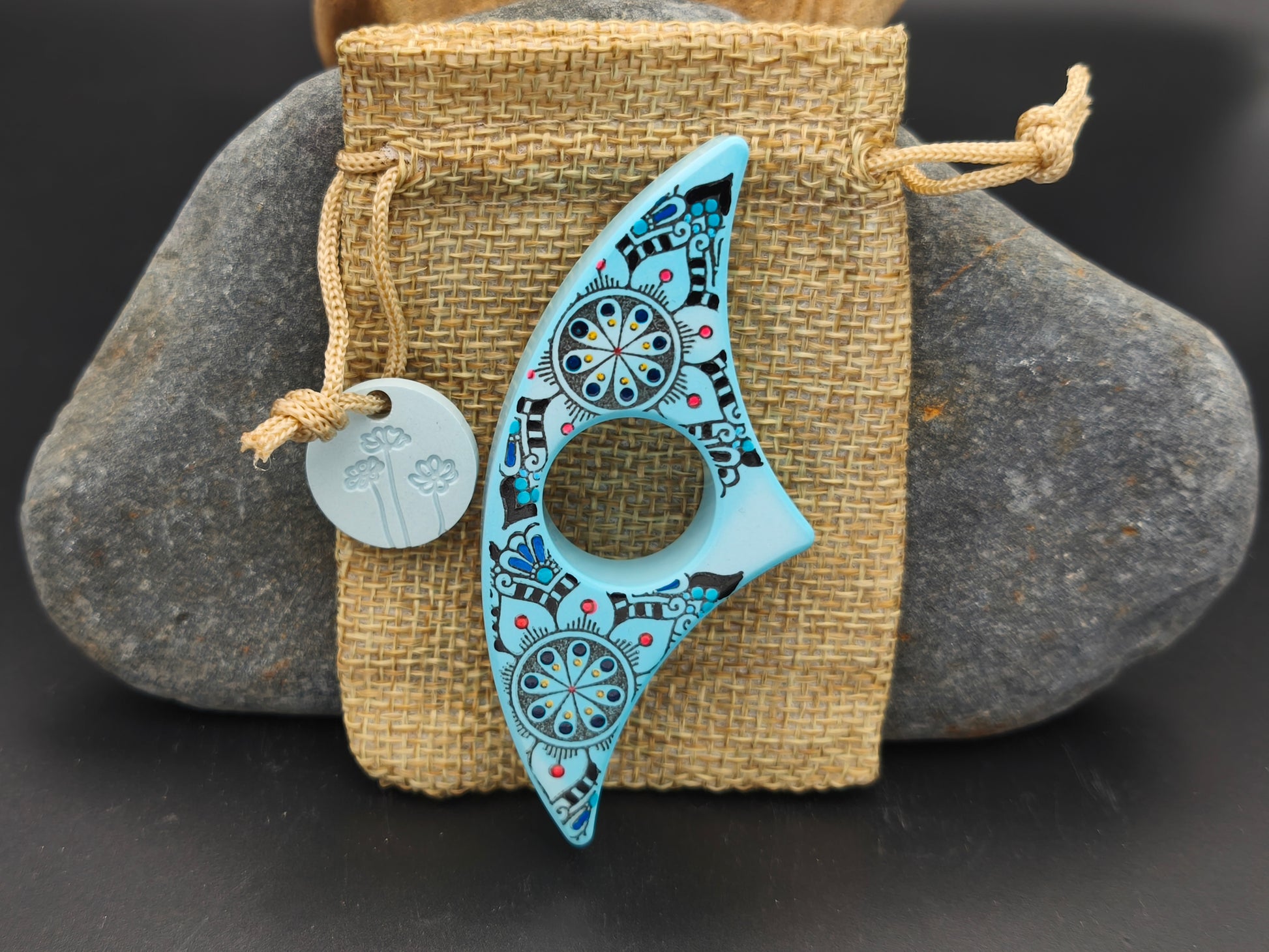 Bague de lecture artisanale mandala bleu décorée, présentée sur un pochon en toile de jute – création Omiralys.