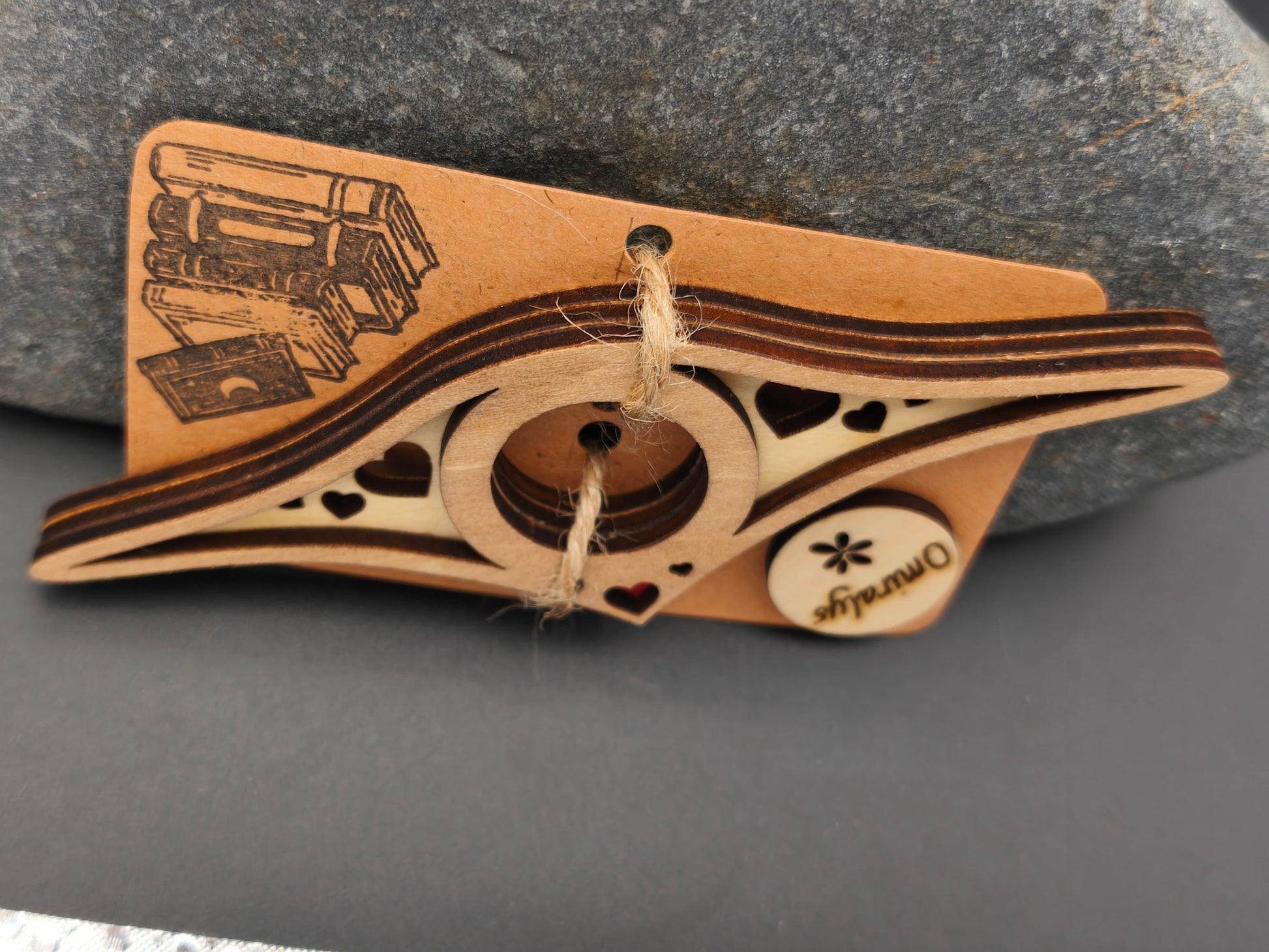 Détail des 3 couches de bois de tilleul (9 mm d'épaisseur) montrant le contraste entre la patine brou de noix et le bois brut d'une bague de lecture.
