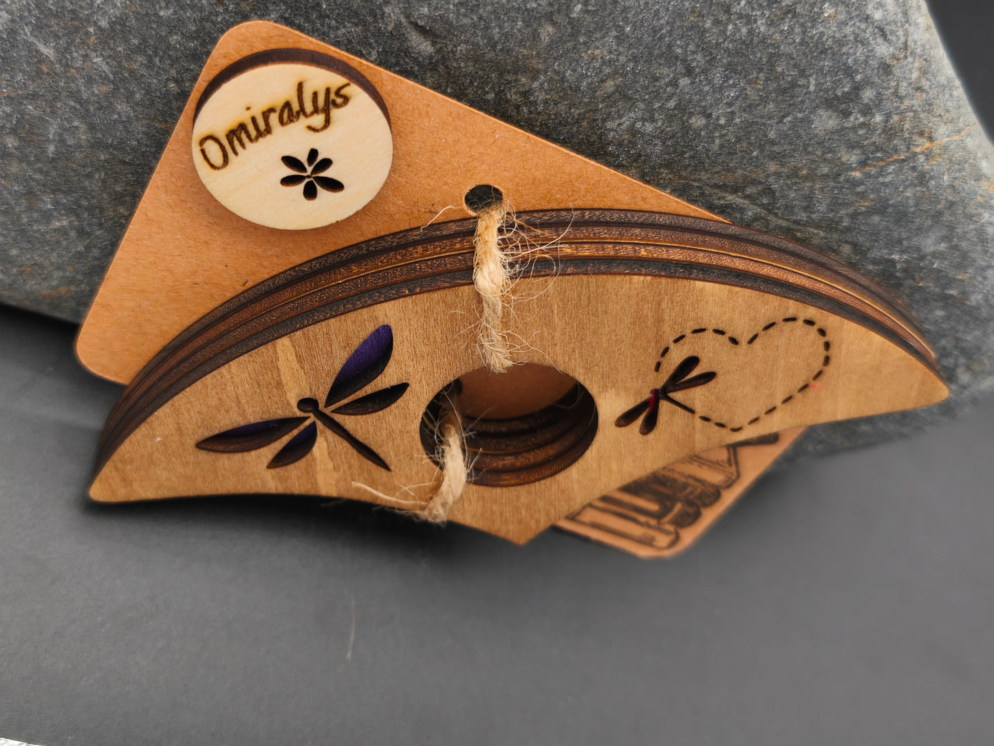 Détail des 4 couches de bois de tilleul (12 mm d'épaisseur) et patine au brou de noix d'une bague de lecture artisanale modèle libellule.