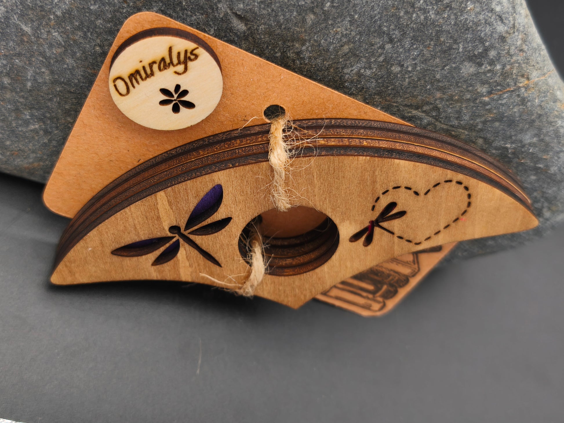 Détail des 4 couches de bois de tilleul (12 mm d'épaisseur) et patine au brou de noix d'une bague de lecture artisanale modèle libellule.