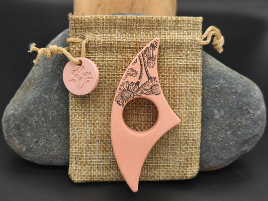 Bague de lecture artisanale Gamme Distinguée – décor floral noir sur fond terracotta avec pochon en toile de jute