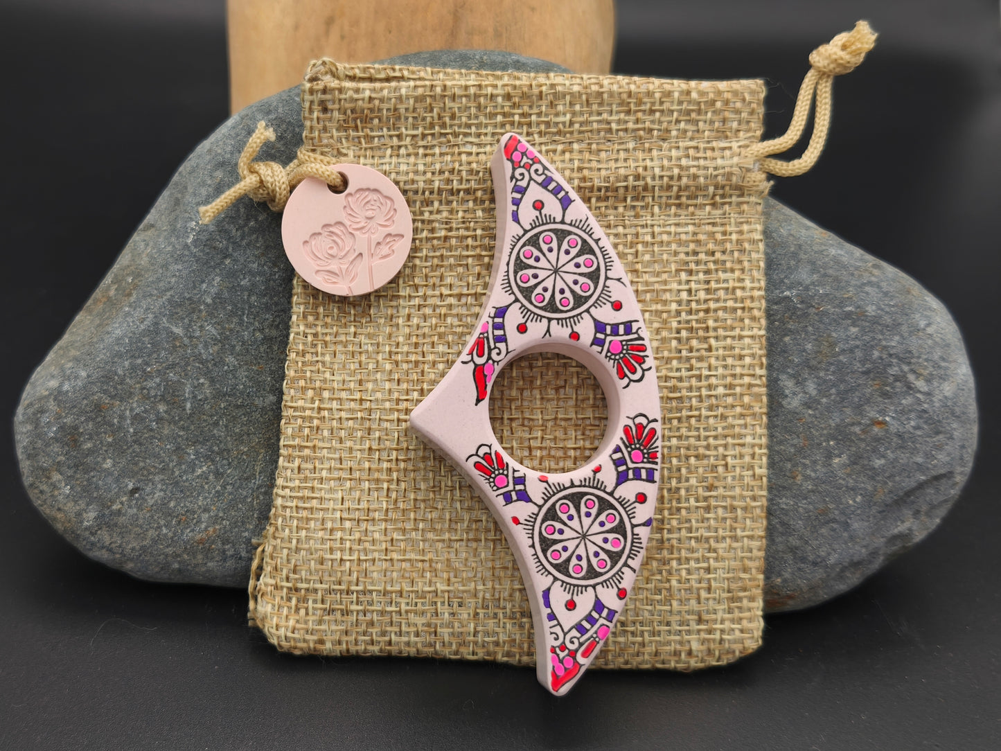 Bague de lecture artisanale Gamme Distinguée – décor mandala floral rose et violet sur pochon en toile de jute