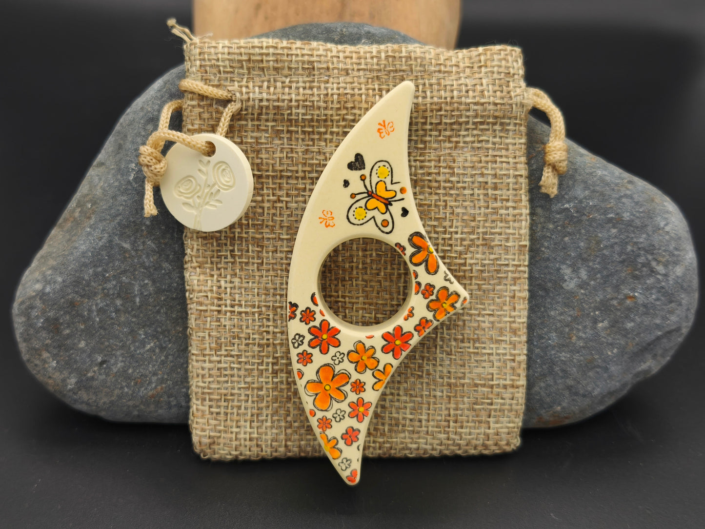 Bague de lecture artisanale Gamme Distinguée – décor papillon orange et fleurs rouges sur fond jaune clair avec pochon en toile de jute