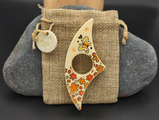 Bague de lecture artisanale Gamme Distinguée – décor papillon orange et fleurs rouges sur fond jaune clair avec pochon en toile de jute