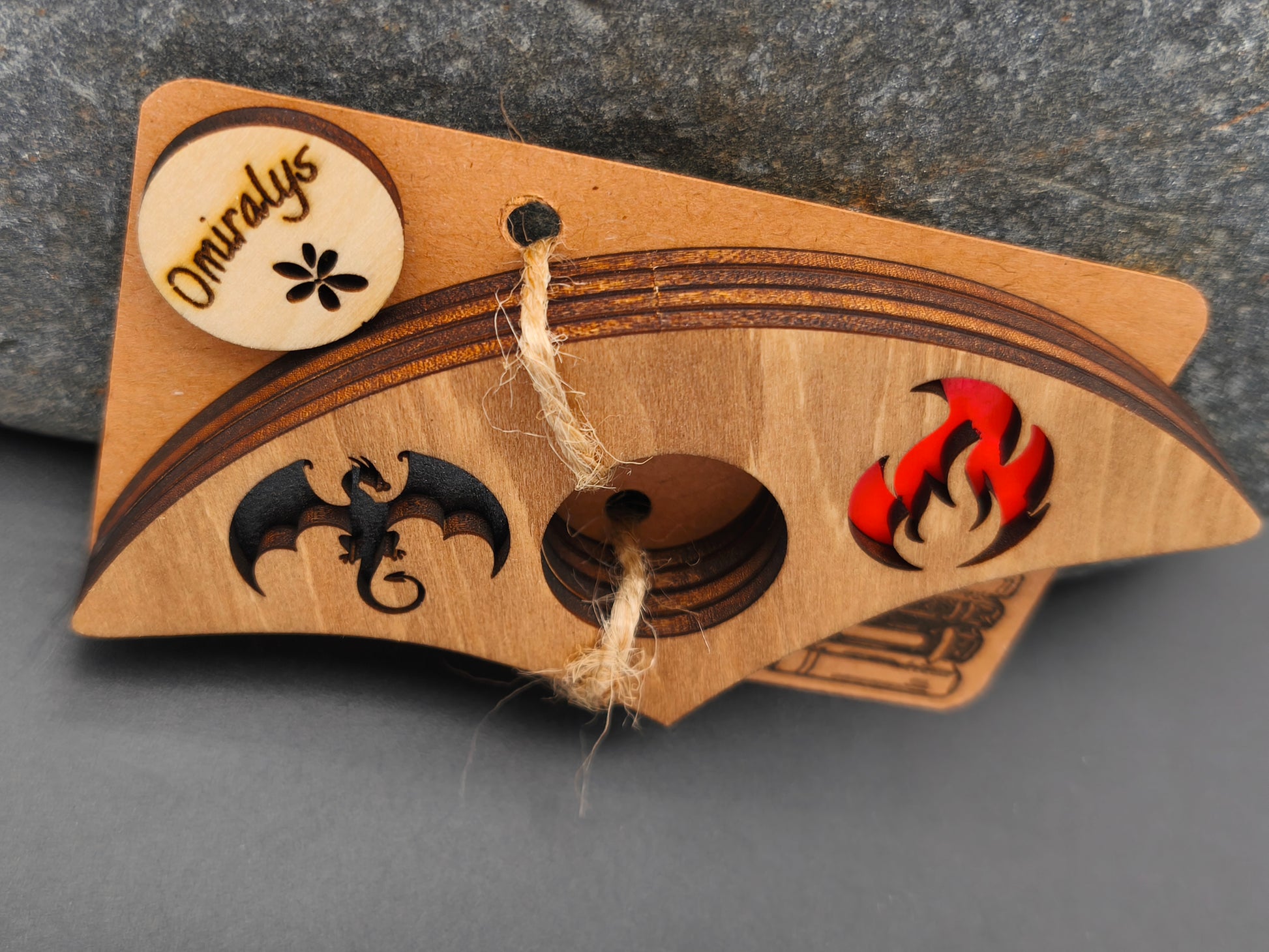 Détail des 4 couches de bois de tilleul (12 mm d'épaisseur) et patine au brou de noix d'une bague de lecture artisanale modèle dragon.