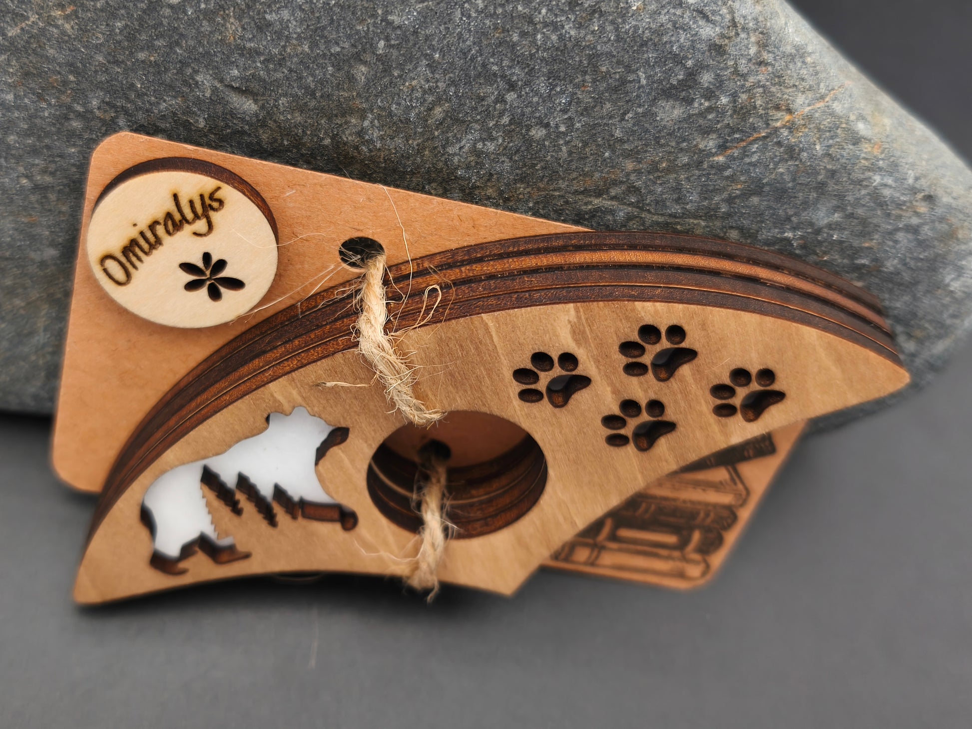Zoom sur les 4 couches de bois de tilleul (12 mm) et la patine au brou de noix d'une bague de lecture artisanale Édition Boréale.