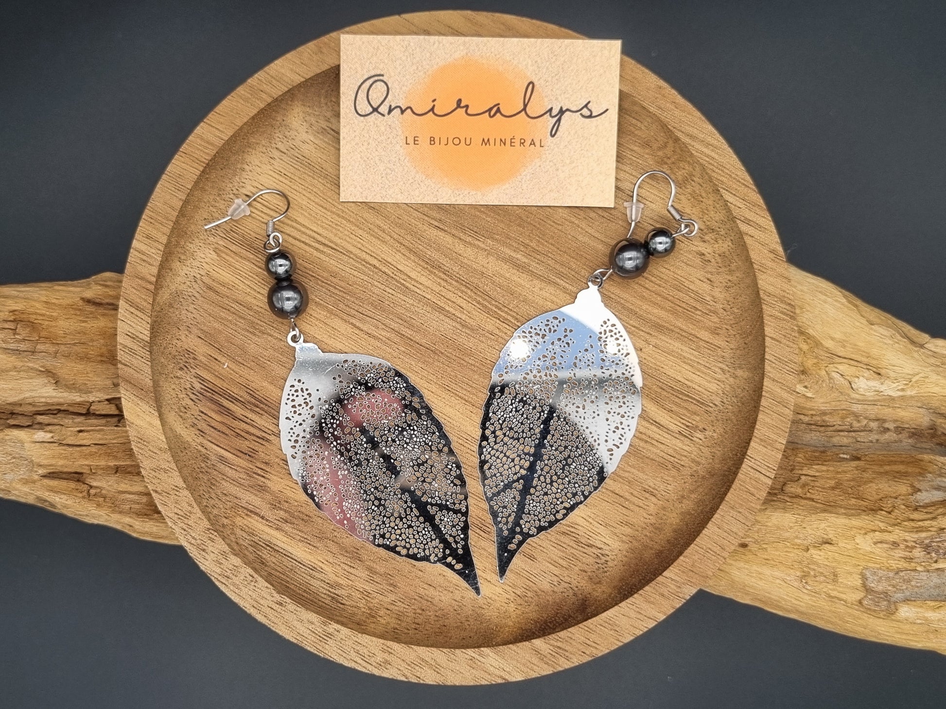 Boucles d'oreilles pendantes argentées en acier inoxydable forme feuille avec perle d'hématite noire, création artisanale Omiralys Gironde.