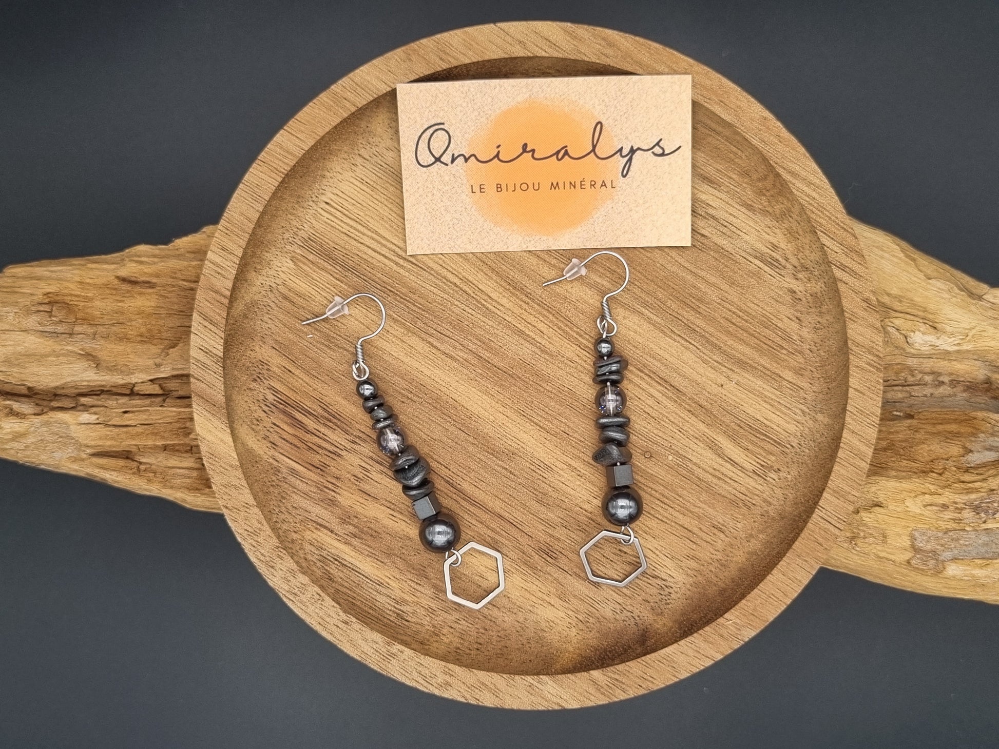Boucles d'oreilles pendantes en acier inoxydable argenté composées d'une perle d'hématite grise et d'une perle irisée aqua aura, création artisanale Omiralys.