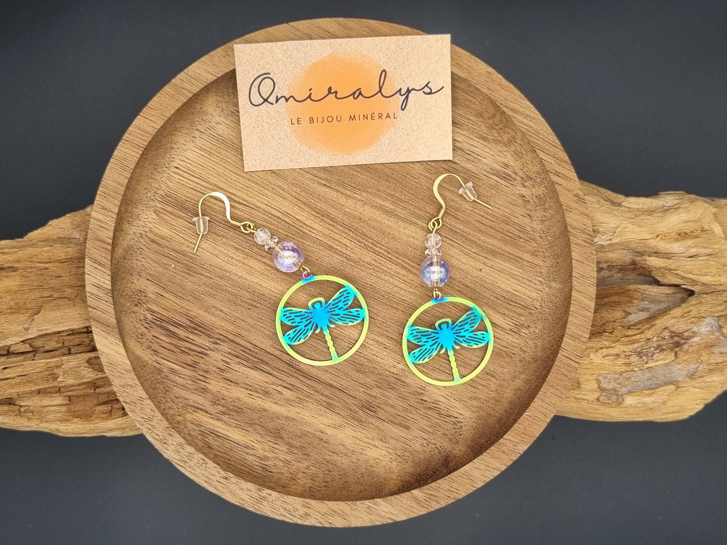 Boucles d'oreilles pendantes libellule en acier inoxydable argenté avec perles aqua aura irisées et cristal de roche craquelé, artisanat Omiralys.