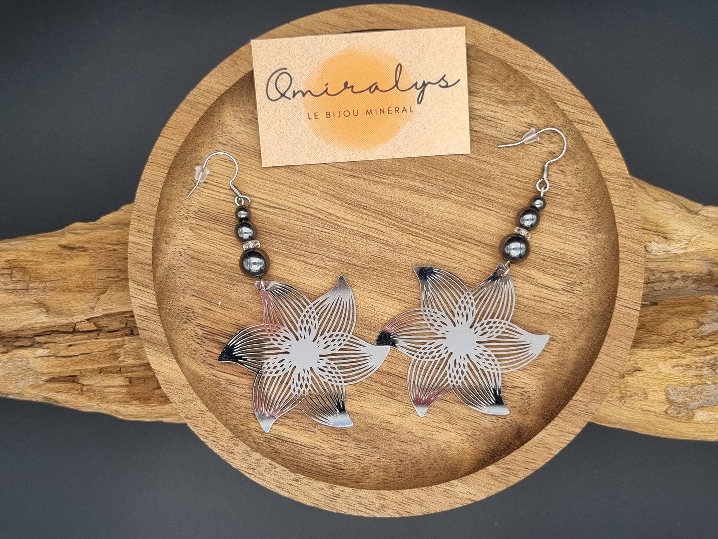 Boucles d'oreilles pendantes minimalistes en acier inoxydable argenté avec perles d'hématite grise métallique, création artisanale Omiralys.