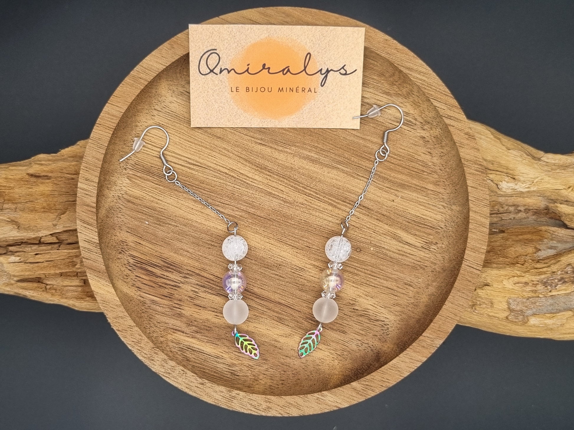 Boucles d'oreilles pendantes Omiralys en acier inoxydable, perles de Cristal de Roche mat, Aqua Aura irisé et breloque feuille finement ciselée.