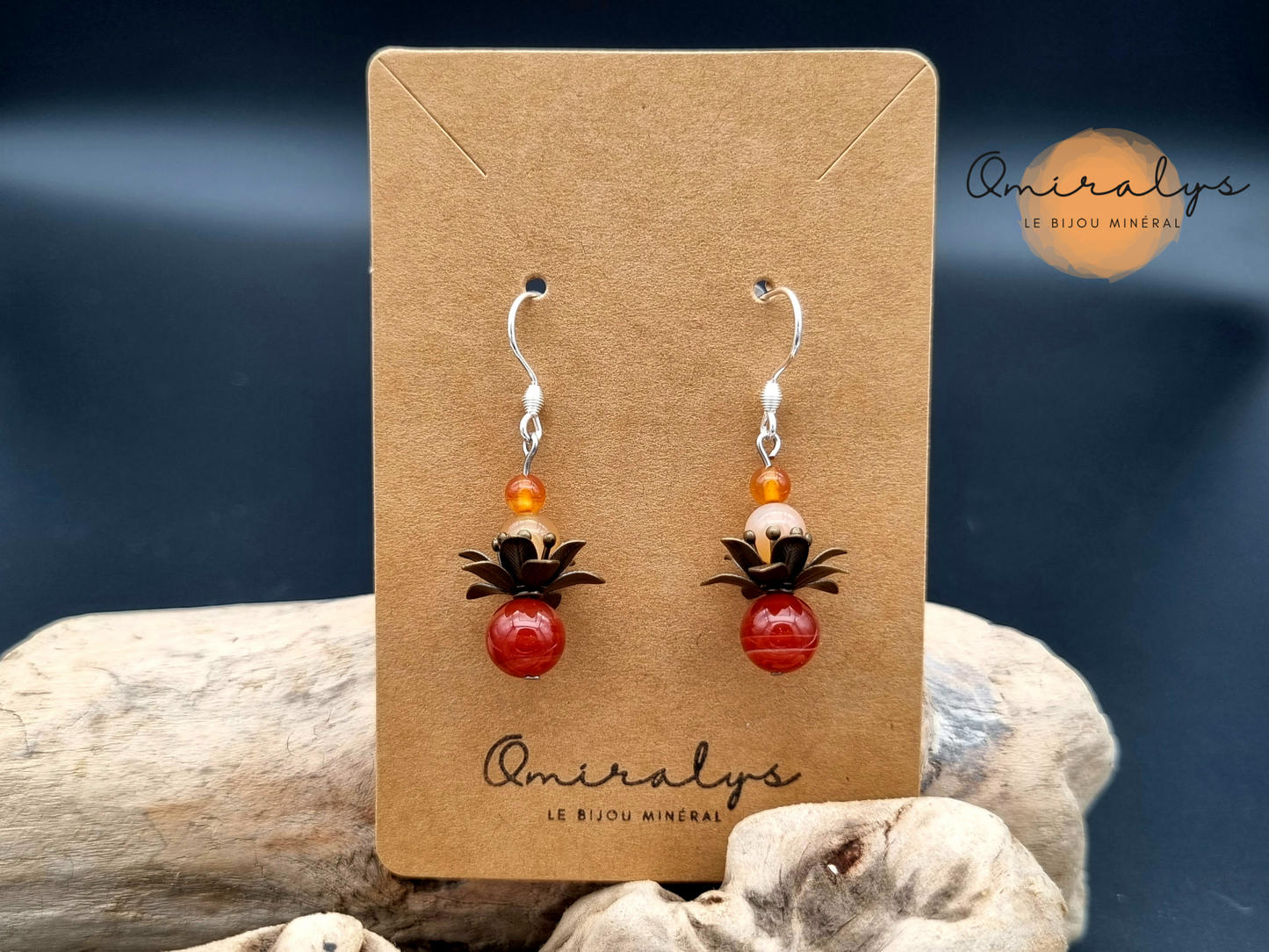 Boucles d'oreilles en agate de Botswana et cornaline exposées sur une carte présentoir en carton.