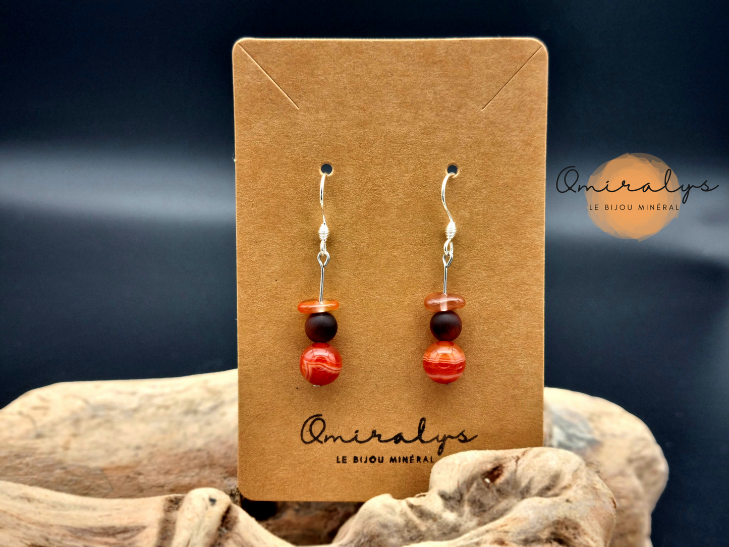 Boucles d'oreilles agate de Botswana, œil de taureau et cornaline exposées sur une carte présentoir en carton.