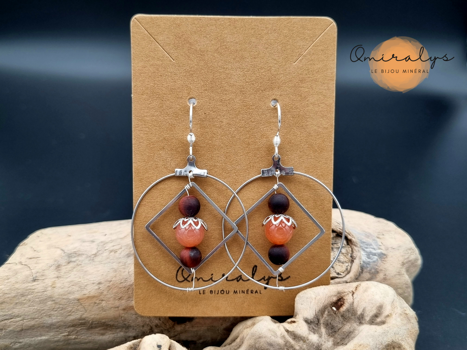 Boucles d'oreilles agate de feu et œil de taureau mat exposées sur une carte présentoir en carton.