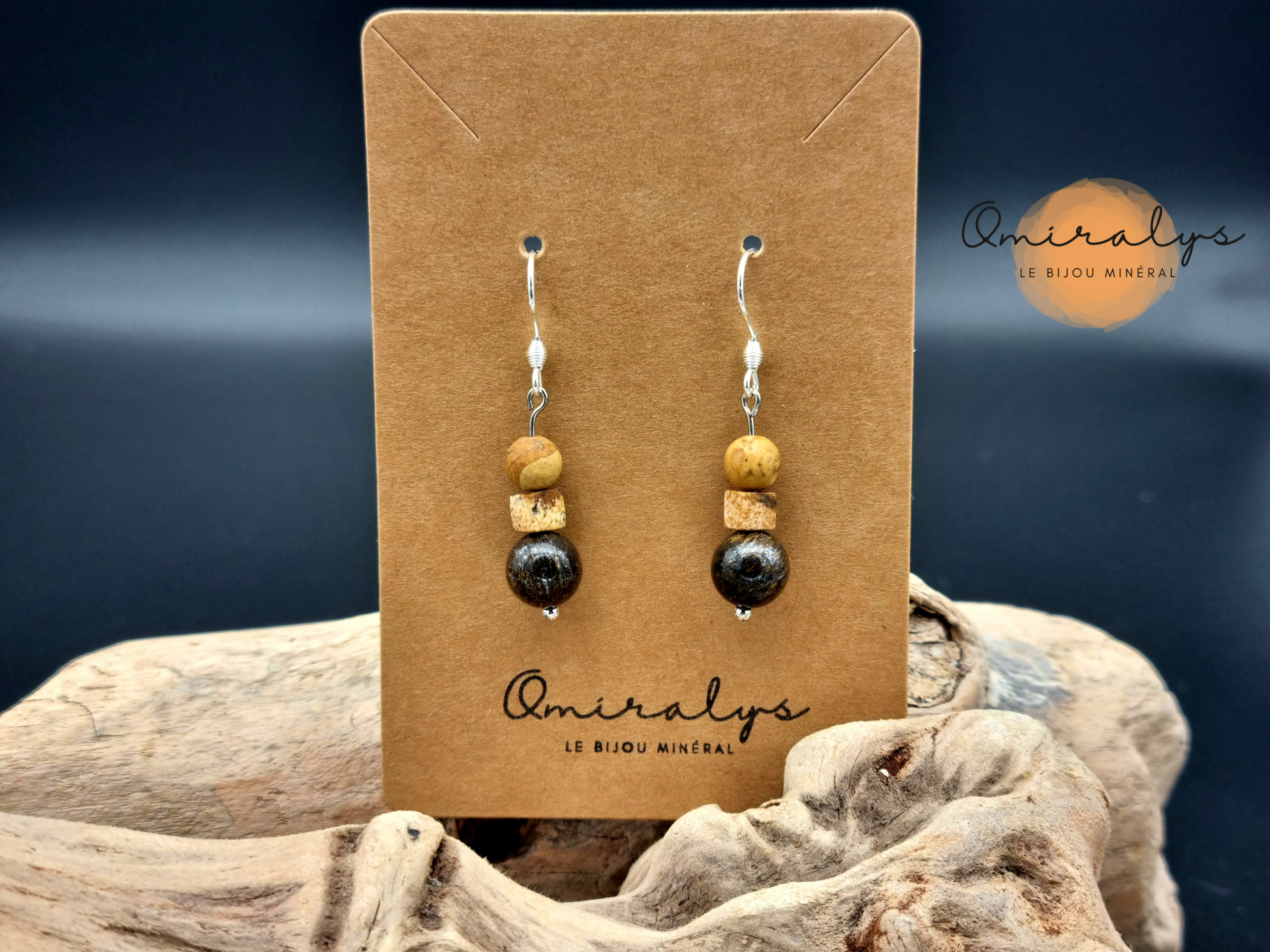 Boucles d'oreilles bronzite et jaspe paysage exposées sur une carte présentoir en carton.