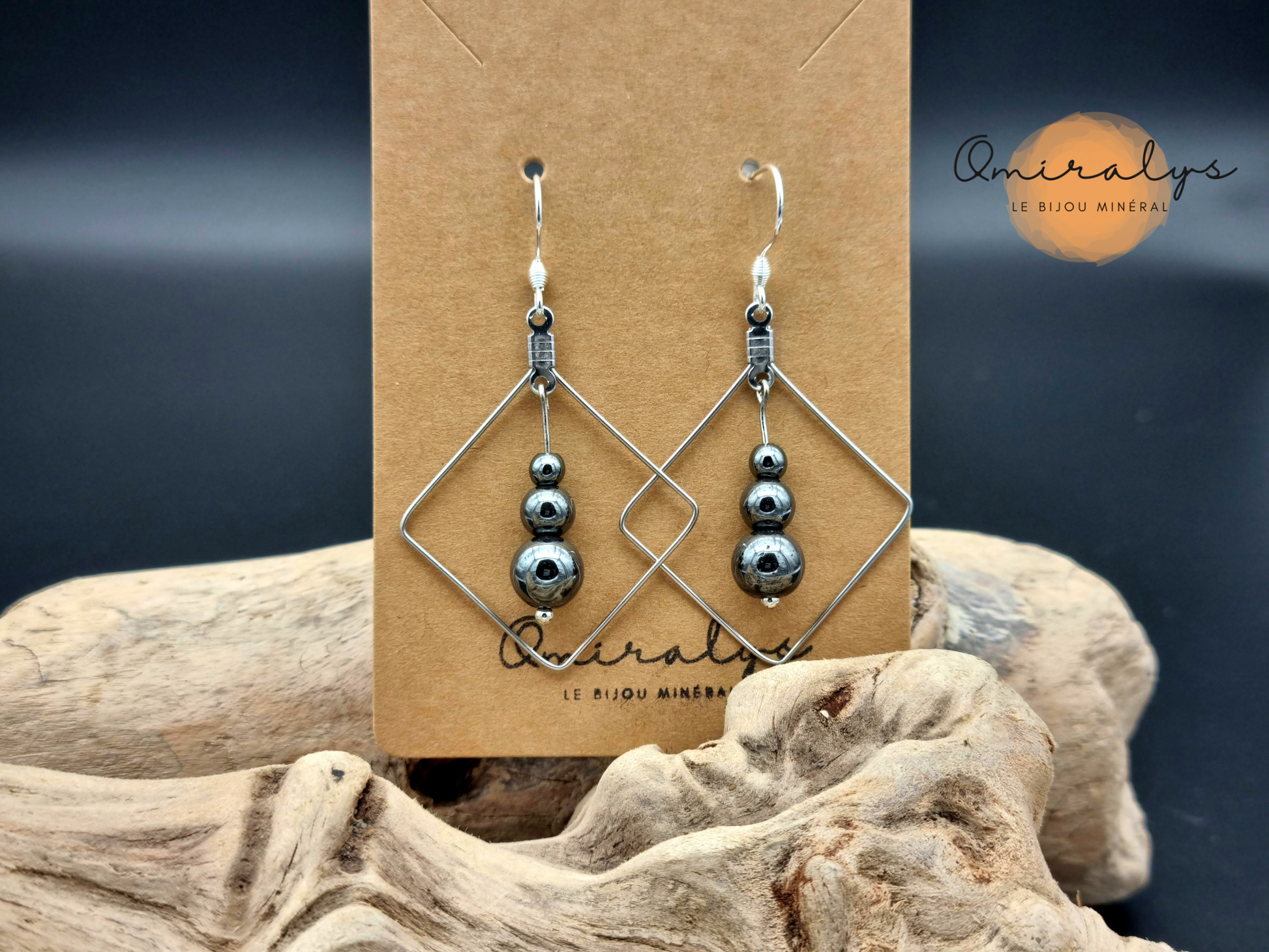 Boucles d'oreilles hématite exposées sur une carte présentoir en carton.