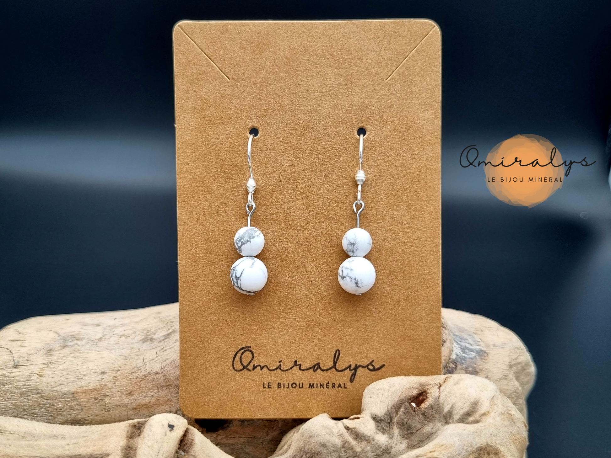 Boucles d'oreilles howlite exposées sur une carte présentoir en carton.