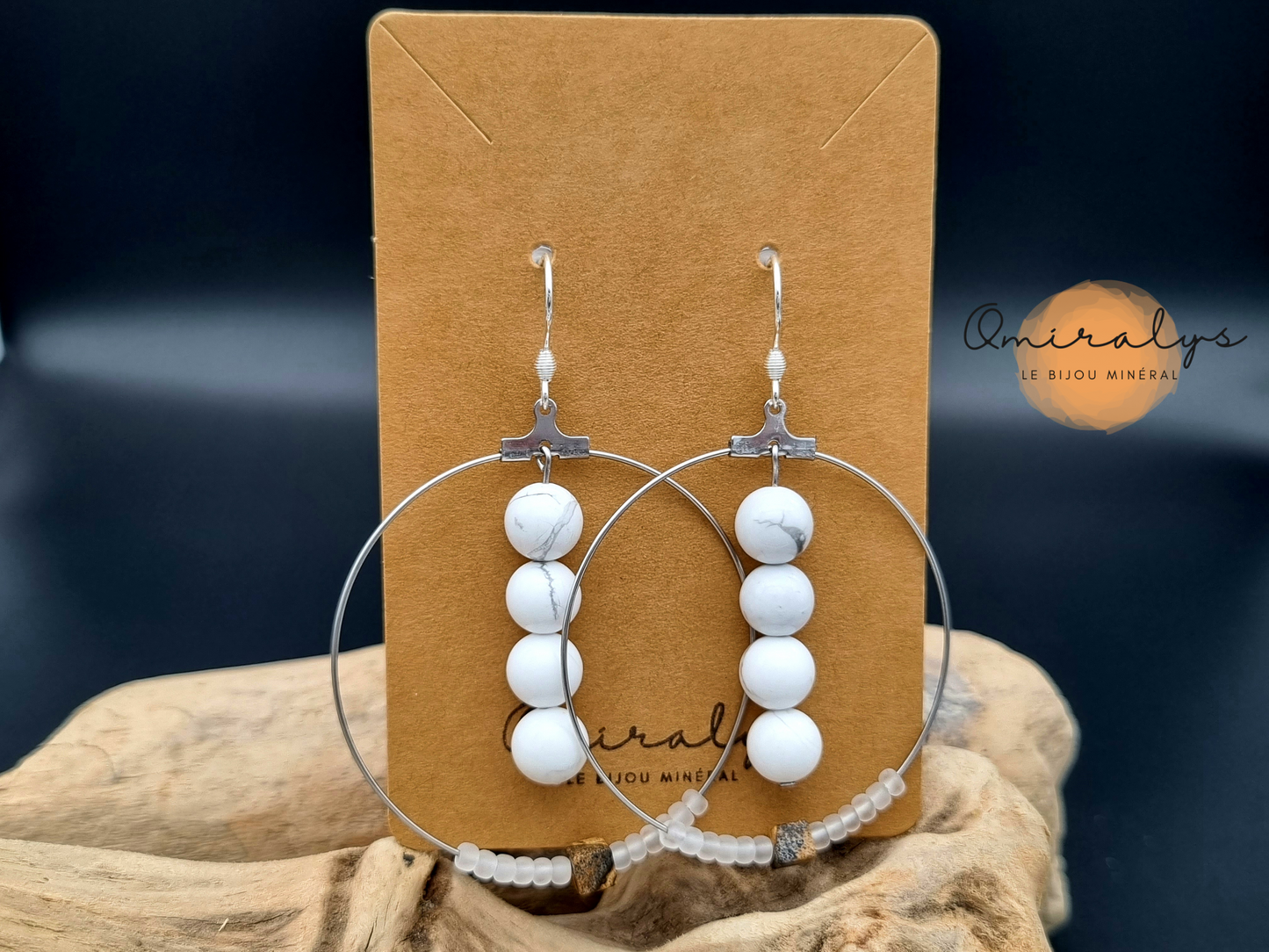 Boucles d'oreilles howlite et jaspe paysage exposées sur une carte présentoir en carton. 