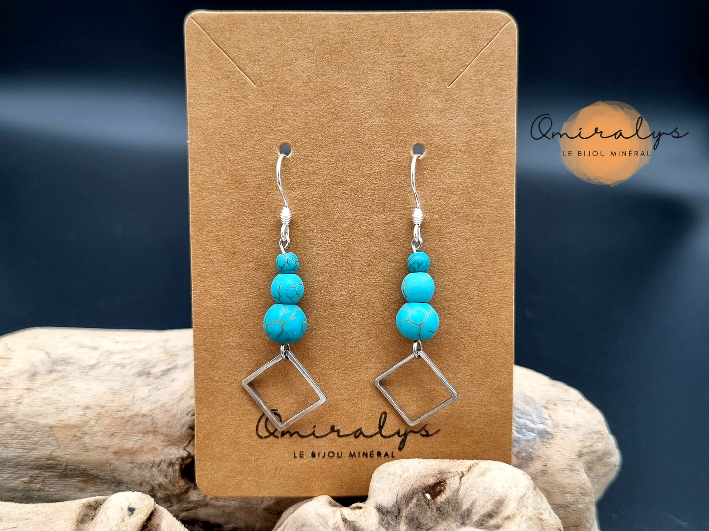 Boucles d'oreilles losanges howlite turquoise exposées sur une carte présentoir en carton. 