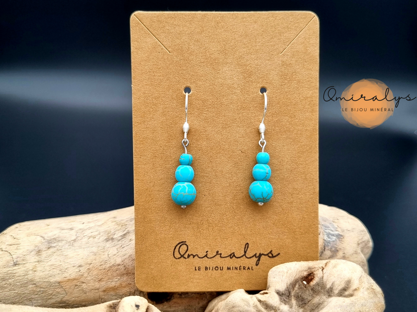 Boucles d'oreilles howlite turquoise exposées sur une carte présentoir en carton.