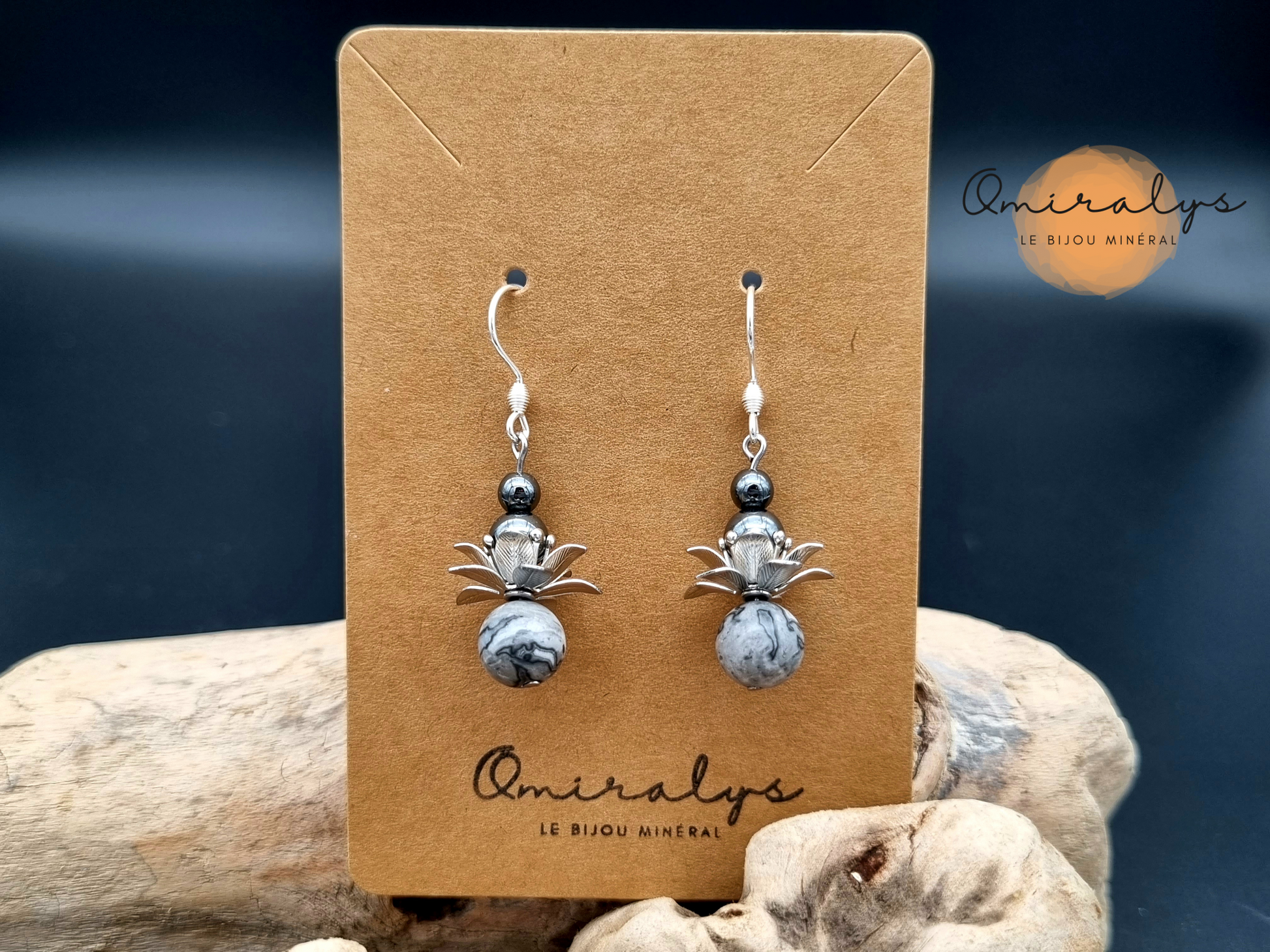 Boucles d'oreilles jaspe Picasso et hématite exposées sur une carte présentoir en carton. 