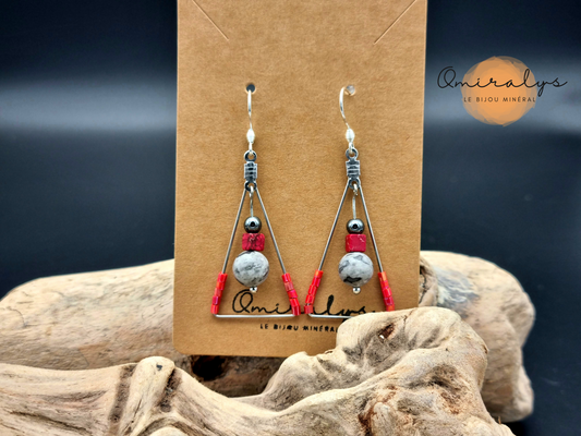 Boucles d'oreilles pyramide jaspe Picasso, jaspe impérial, hématite exposées sur une carte présentoir en carton.