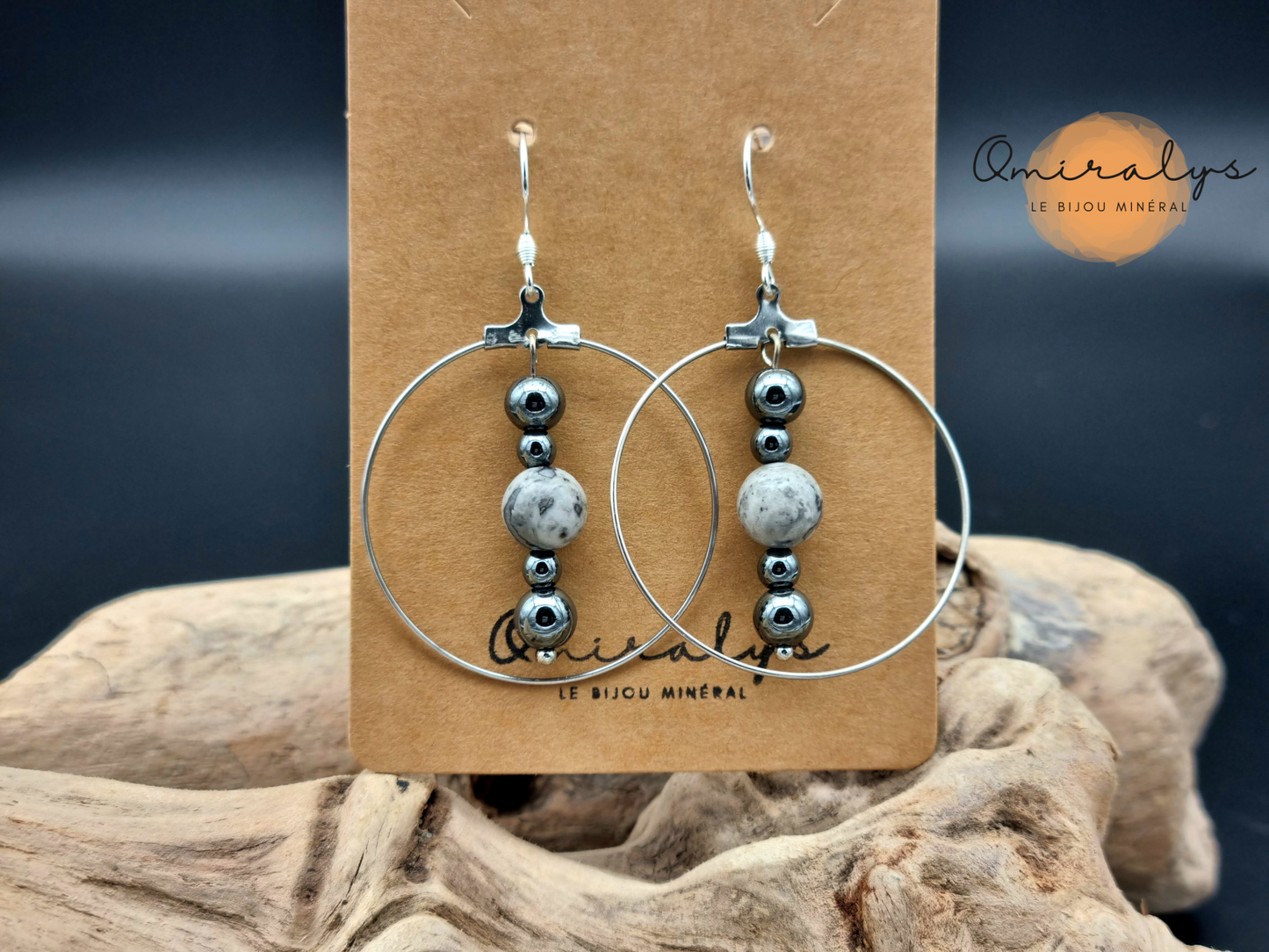 Boucles d'oreilles cercle jaspe Picasso et hématite  exposées sur une carte présentoir en carton.